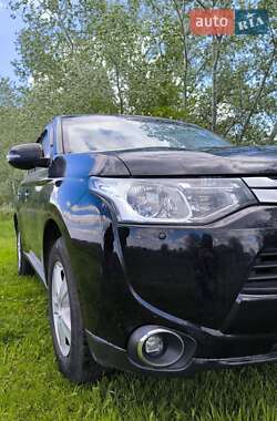 Позашляховик / Кросовер Mitsubishi Outlander 2015 в 