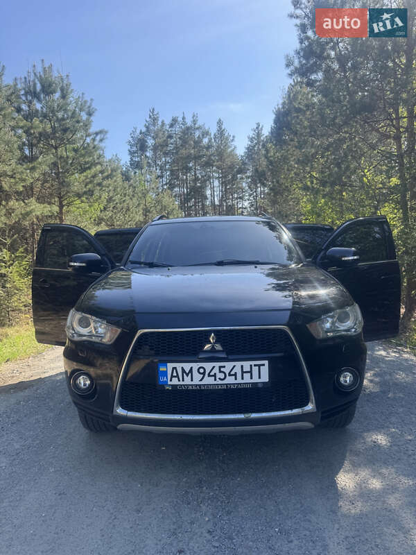 Внедорожник / Кроссовер Mitsubishi Outlander 2011 в 