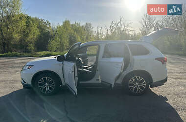 Позашляховик / Кросовер Mitsubishi Outlander 2017 в 