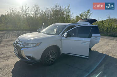 Позашляховик / Кросовер Mitsubishi Outlander 2017 в 