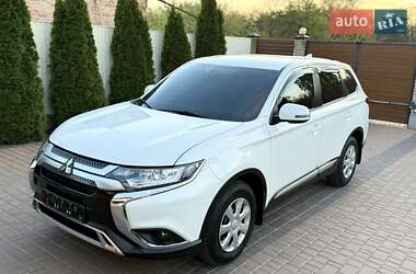 Позашляховик / Кросовер Mitsubishi Outlander 2021 в 