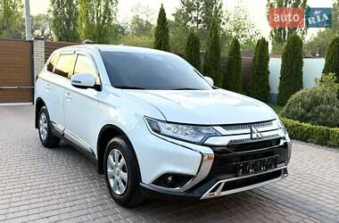 Позашляховик / Кросовер Mitsubishi Outlander 2021 в 