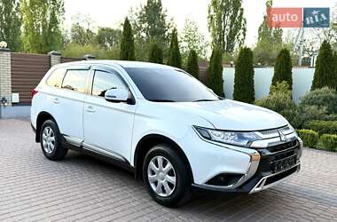 Позашляховик / Кросовер Mitsubishi Outlander 2021 в 
