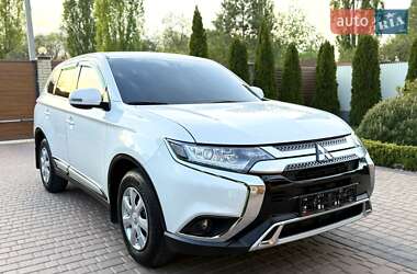 Позашляховик / Кросовер Mitsubishi Outlander 2021 в 