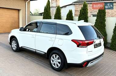 Позашляховик / Кросовер Mitsubishi Outlander 2021 в 