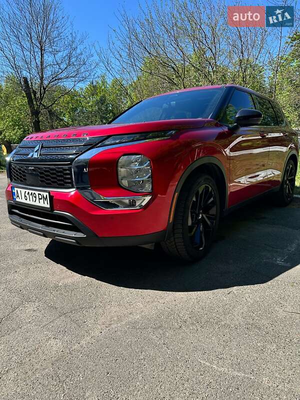Позашляховик / Кросовер Mitsubishi Outlander 2021 в 