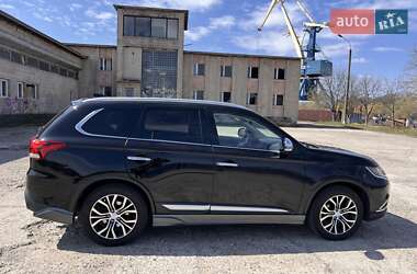 Внедорожник / Кроссовер Mitsubishi Outlander 2017 в 
