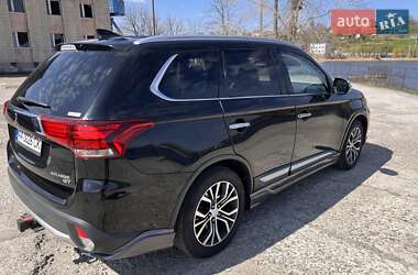 Внедорожник / Кроссовер Mitsubishi Outlander 2017 в 