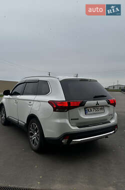 Внедорожник / Кроссовер Mitsubishi Outlander 2017 в 