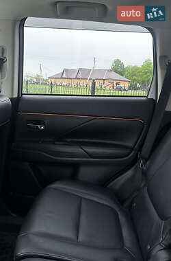 Внедорожник / Кроссовер Mitsubishi Outlander 2017 в 