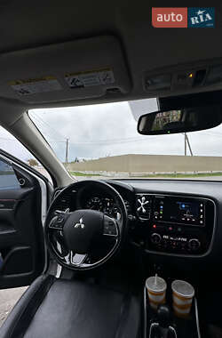 Внедорожник / Кроссовер Mitsubishi Outlander 2017 в 