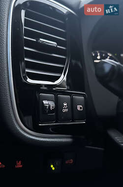 Внедорожник / Кроссовер Mitsubishi Outlander 2017 в 