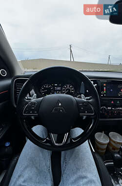 Внедорожник / Кроссовер Mitsubishi Outlander 2017 в 