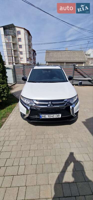 Позашляховик / Кросовер Mitsubishi Outlander 2018 в 