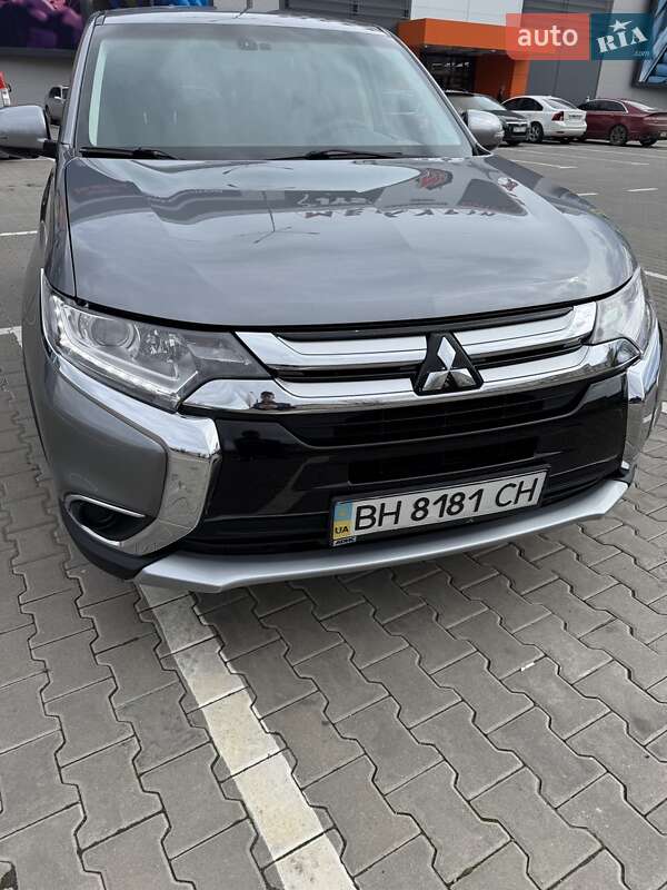 Позашляховик / Кросовер Mitsubishi Outlander 2017 в 