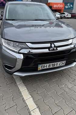 Позашляховик / Кросовер Mitsubishi Outlander 2017 в 
