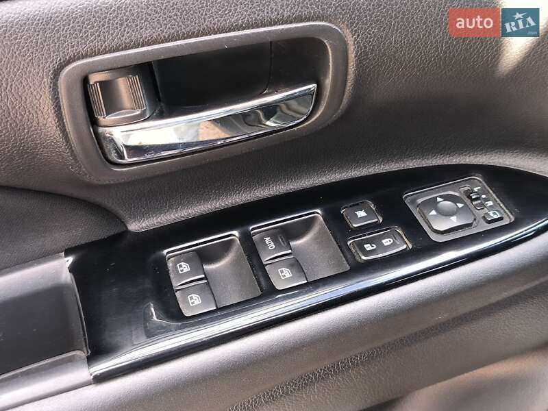 Позашляховик / Кросовер Mitsubishi Outlander 2018 в Києві