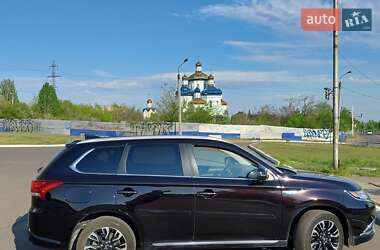 Внедорожник / Кроссовер Mitsubishi Outlander 2017 в 