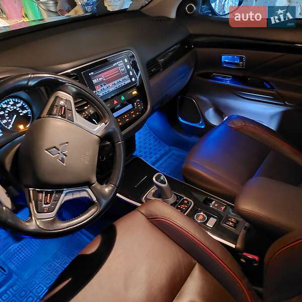 Внедорожник / Кроссовер Mitsubishi Outlander 2017 в Кривом Роге