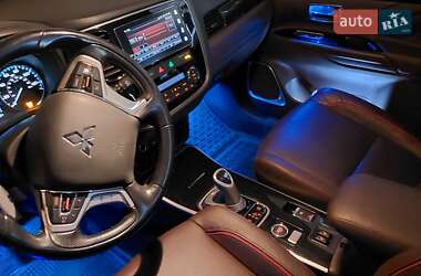Внедорожник / Кроссовер Mitsubishi Outlander 2017 в 