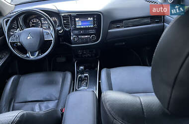 Внедорожник / Кроссовер Mitsubishi Outlander 2017 в 