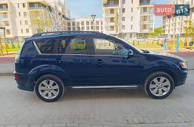 Внедорожник / Кроссовер Mitsubishi Outlander 2011 в 