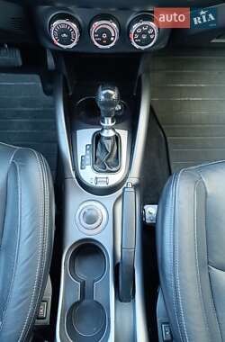 Внедорожник / Кроссовер Mitsubishi Outlander 2011 в 