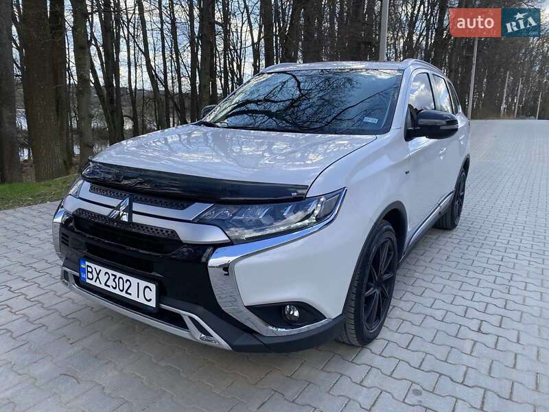 Позашляховик / Кросовер Mitsubishi Outlander 2015 в 