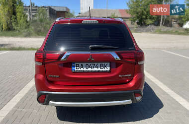 Позашляховик / Кросовер Mitsubishi Outlander 2016 в 