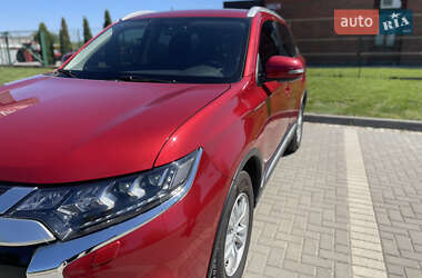 Позашляховик / Кросовер Mitsubishi Outlander 2016 в 