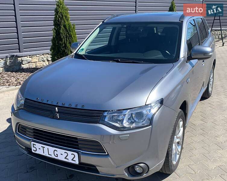 Внедорожник / Кроссовер Mitsubishi Outlander 2014 в 