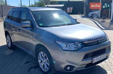 Внедорожник / Кроссовер Mitsubishi Outlander 2014 в 