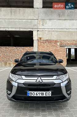 Позашляховик / Кросовер Mitsubishi Outlander 2018 в 