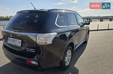 Внедорожник / Кроссовер Mitsubishi Outlander 2014 в 