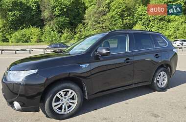 Внедорожник / Кроссовер Mitsubishi Outlander 2014 в 