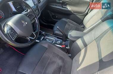 Внедорожник / Кроссовер Mitsubishi Outlander 2017 в 