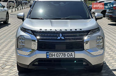 Позашляховик / Кросовер Mitsubishi Outlander 2021 в 