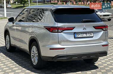 Позашляховик / Кросовер Mitsubishi Outlander 2021 в 