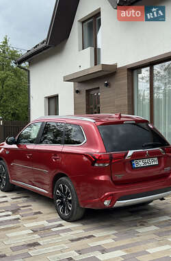 Позашляховик / Кросовер Mitsubishi Outlander 2017 в 