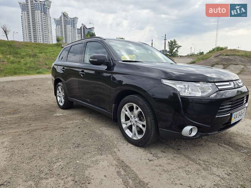 Внедорожник / Кроссовер Mitsubishi Outlander 2013 в Киеве