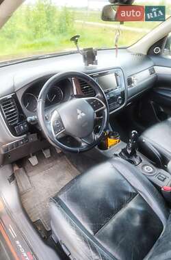 Позашляховик / Кросовер Mitsubishi Outlander 2013 в 