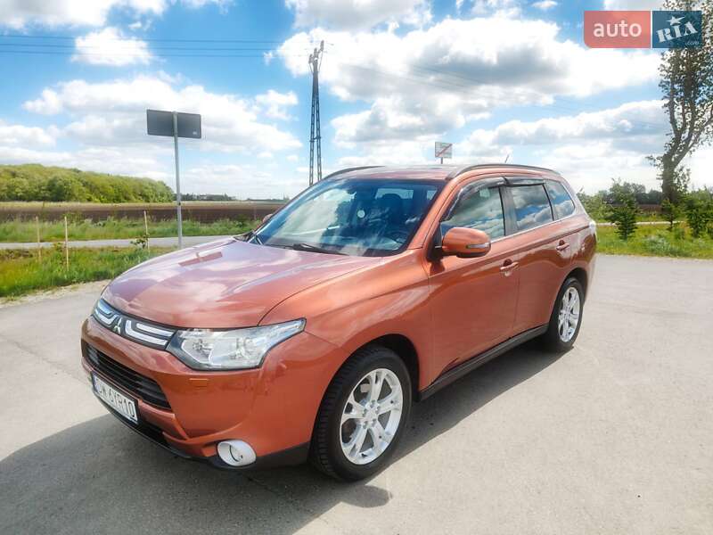 Позашляховик / Кросовер Mitsubishi Outlander 2013 в 