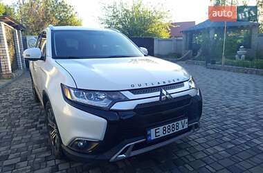 Внедорожник / Кроссовер Mitsubishi Outlander 2018 в 