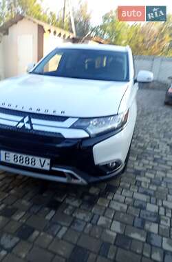 Внедорожник / Кроссовер Mitsubishi Outlander 2018 в 