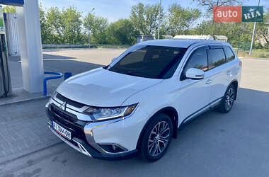 Внедорожник / Кроссовер Mitsubishi Outlander 2015 в 