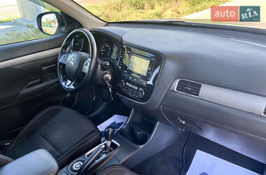 Внедорожник / Кроссовер Mitsubishi Outlander 2015 в 