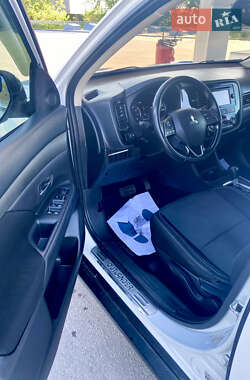 Внедорожник / Кроссовер Mitsubishi Outlander 2015 в 