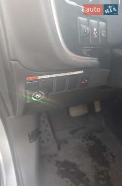 Внедорожник / Кроссовер Mitsubishi Outlander 2015 в 