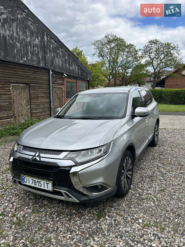 Внедорожник / Кроссовер Mitsubishi Outlander 2019 в 