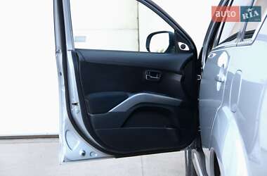 Внедорожник / Кроссовер Mitsubishi Outlander 2011 в 